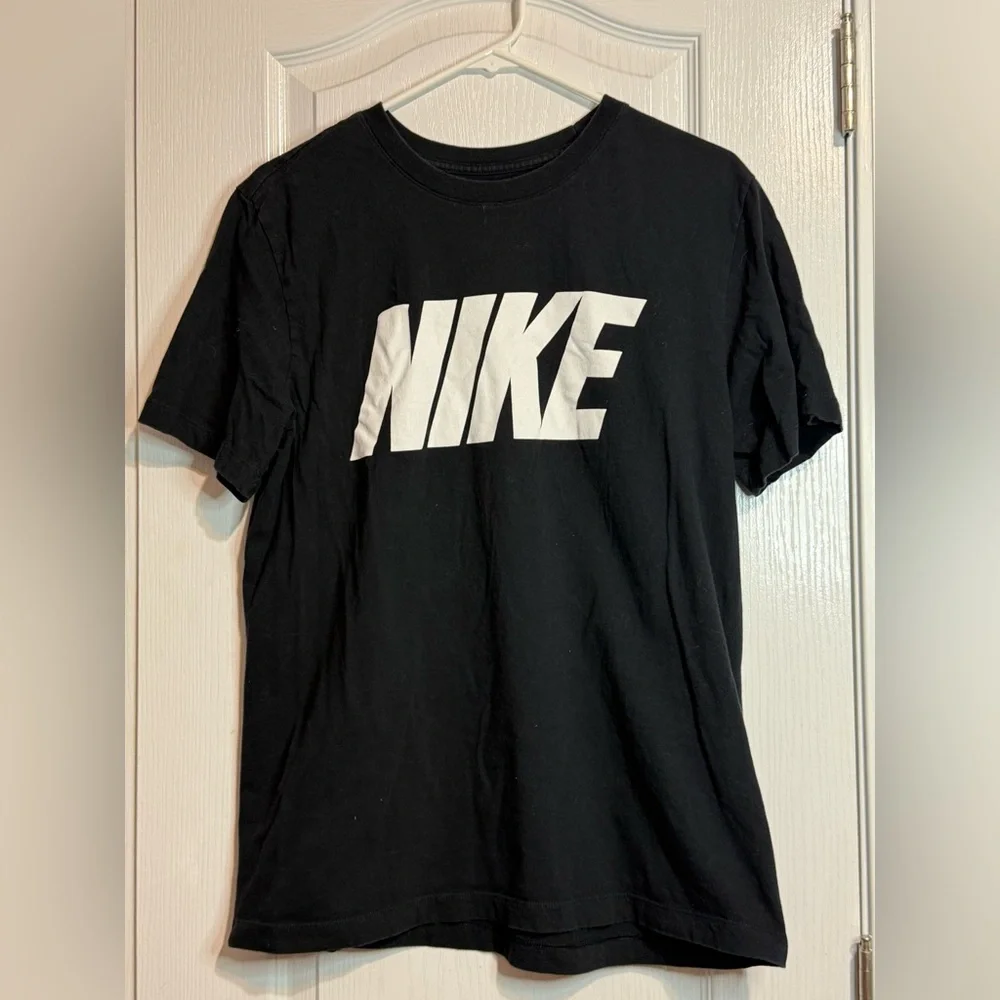 Nike Men's The Nike Tee - Size‎ M - Black with White NIKE Logo 👕🖤